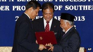 Secretary General of Thailand's National Security Council Paradorn Pattanatabutr and rebel leader Hasan Taib shake hands in Kuala Lumpur (28 Feb 2013)