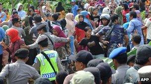 File photo: Indonesian police block angry Muslim residents away from devotees of Filadelfia Batak Christian Protestant in Bekasi district outside Jakarta, 25 December 2012