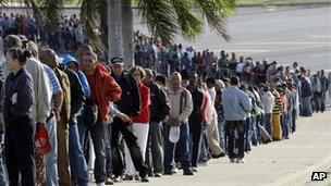 Mourners queue in Cuba (7 March 2013)