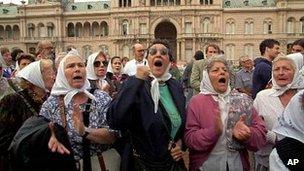 Members of Argentinas Mothers of Plaza de Mayo human rights group in 1995