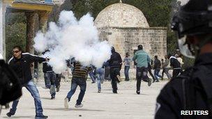 Palestinians run from tear gas fired by Israeli policemen in Jerusalem's Old City March 8, 2013