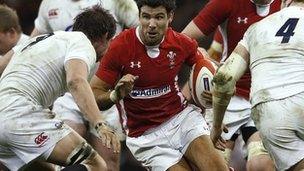 Mike Phillips yn ymosod