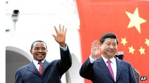 Xi Jinping (R) is discussing ways to improve bilateral ties with Tanzanian President Jakaya Kikwete