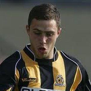 Robbie Willomott un o arwyr Casnewydd yn Nuneaton