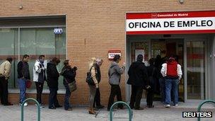 People queuing in front of the unemployment centre in Madrid (4 March 2013)