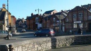 Ardal Pwll y Grawys o Ddinbych