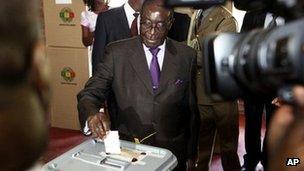 Zimbabwean President Robert Mugabe casts his vote for a referendum on a new constitution that all main political parties have backed in Harare, Saturday 16 March 2013