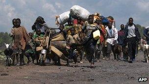 Refugees flee fighting DR Congo, October 2008