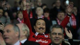 Cadeirydd y clwb, Vincent Tan, yn dathlu