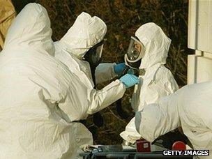 Investigators in white protective suits search for Ricin in US Senate buildings in 2004