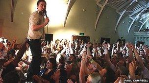 Na Kaiser Chiefs aig Pàillean Srath Pheofhair