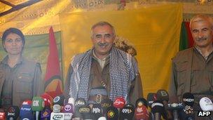 Murat Karayilan (C) gives his announcement to reporters in Qandil mountains, Iraq (25 April 2013)