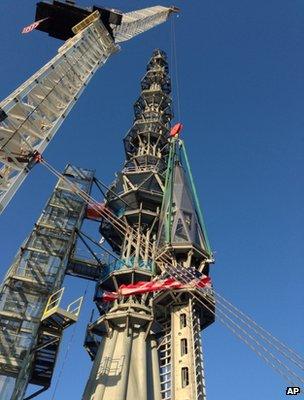 The spire is hoisted atop the Freedom Tower (10 May 2013)