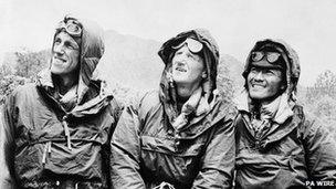 Edmund Hilary (chwith) gyda'r Sherpa Tenzing Norgay (dde), ac arweinydd y daith Colonel John Hunt (canol) yn Kathmandu, Nepal