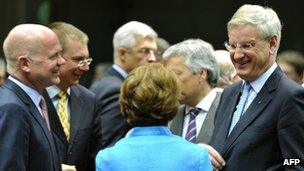 British Foreign secretary Willaim Hague (L) and Swedish Foreign Affairs minister Carl Bildt talk prior to the Foreign Affairs Council