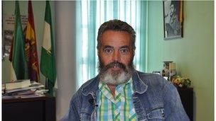 Mayor Juan Manuel Sanchez Gordillo in his office with a picture of Che Guevara on the wall.