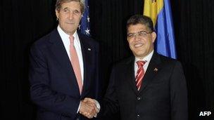 John Kerry (L) shakes hands with Venezuelan Foreign Minister Elias Jaua, 5 June