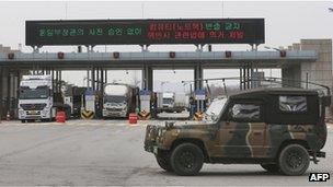 South Korean vehicles returning from Kaesong Industrial Complex 28 March 2013