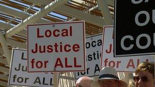 Banners at court closure protest