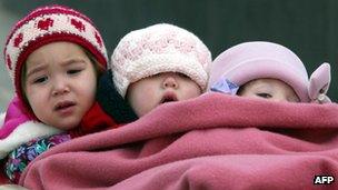 Inuit children try to keep warm during a school outing (October 2002)