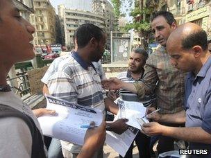 People sign Tamarod's petition in Cairo (16 May 2013)