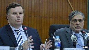 International Monetary Fund (IMF) Pakistan Mission Chief Jeffrey Franks (left) is flanked by Pakistani Finance Minister Ishaq Dar (right) as he speaks during a news conference in Islamabad
