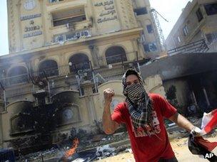 Protesters outside the headquarters of the Muslim Brotherhood in Cairo (1 July 2013)