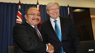 Australian Prime Minister Kevin Rudd, (R) and Papua New Guinea's Prime Minister Peter O'Neill (L) pose after exchanging documents for a policy on asylum seekers in Brisbane on 19 July 2013