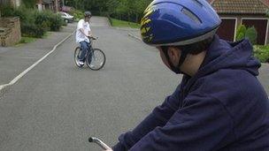 Child with cycling helmet