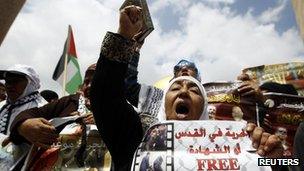 Palestinians call for release of prisoners (file pic April 2013)