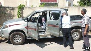 Police inspect Mohamed Brahmi's car (25 July 2013)