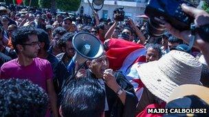 Protesters outside the Interior Ministry in Tunis (25 July 2013)