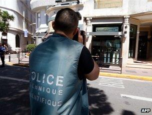 Luxury watch store robbed in French resort of Cannes - BBC News