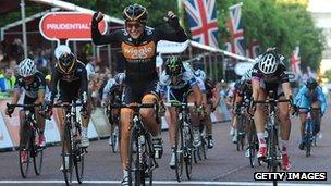 Laura Trott celebrates winning the RideLondon elite race