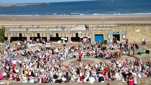 Tommy the Trumpeter and crowds at the amphitheatre