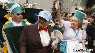 Margaret Pellegrini (waving) with fellow Munchkins Clarence Swensen and Jerry Maren in 2007