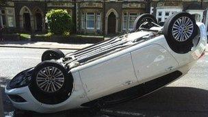 Y car yn Heol y Gadeirlan, Caerdydd
