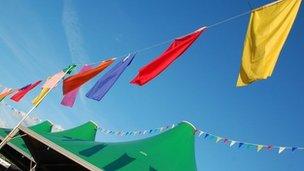 Baneri ar y Maes / Bunting on the Maes