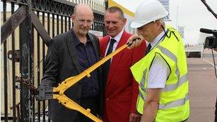 Chain being cut at gates to Hastings Pier