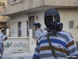 An activist wearing a gas mask in Zamalka (22 August 2013)