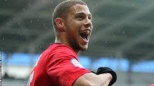Yr ail gôl i Rudy Gestede