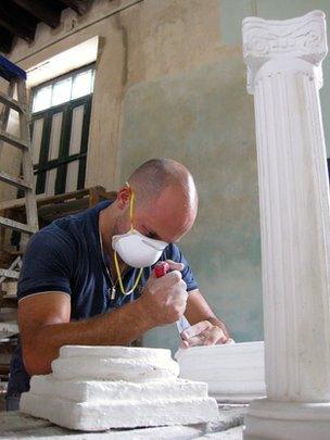 Student working in the Capitolio's restoration workshop