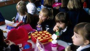 school children eating lunch