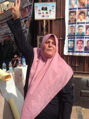 Protester outside the pre-trial court in Libya, 19 September 2013