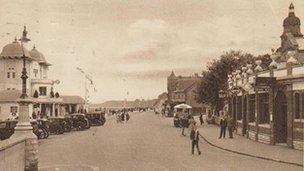 A postcard view of what the Penarth sea front used to look like in the 1930s