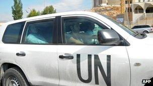 UN chemical weapons inspectors cross the border from Lebanon into Syria (25 September 2013)