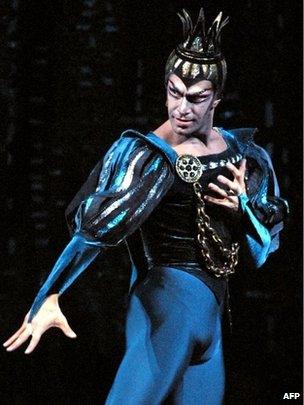 Nikolai Tsiskaridze in a 2001 production of Swan Lake