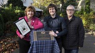 Fiona Hyslop with art student Gavin Downie who designed the plaque and cartoonist Frank Boyle