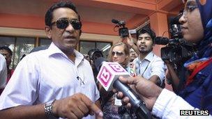 Progressive Party of Maldives (PPM) presidential candidate Abdulla Yameen (L) speaks to the media in Male