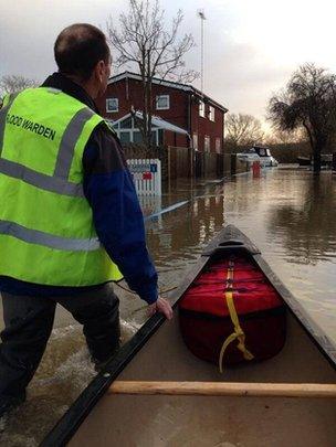 Flood wardens in action in Purley-on-Thames